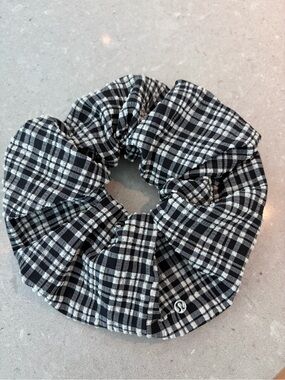 Lululemon Black & White gingham Scrunchie Hair
